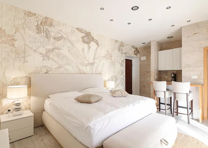 Mona Lisa's View In Old Town Apartament *