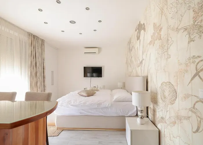 Mona Lisa's View In Old Town *