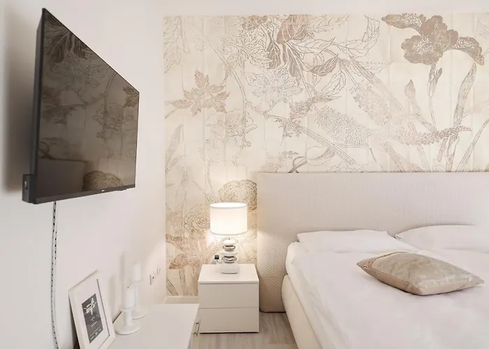 Mona Lisa's View In Old Town